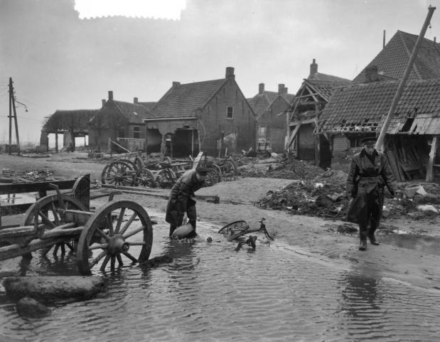 Watersnood 1953. Ouwerkerk, politie op droge plaatsen